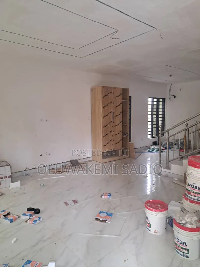 5bdrm Duplex in Adeniyi Jones for sale in Adeniyi Jones