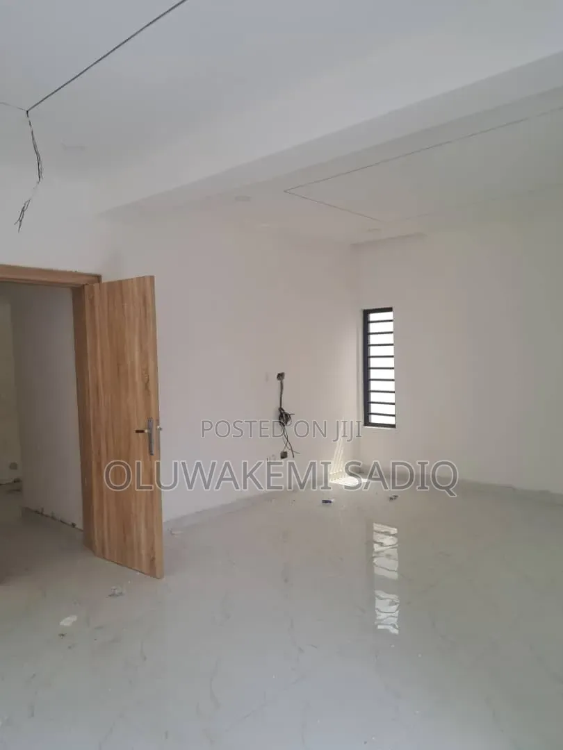 5bdrm Duplex in Adeniyi Jones for sale in Adeniyi Jones