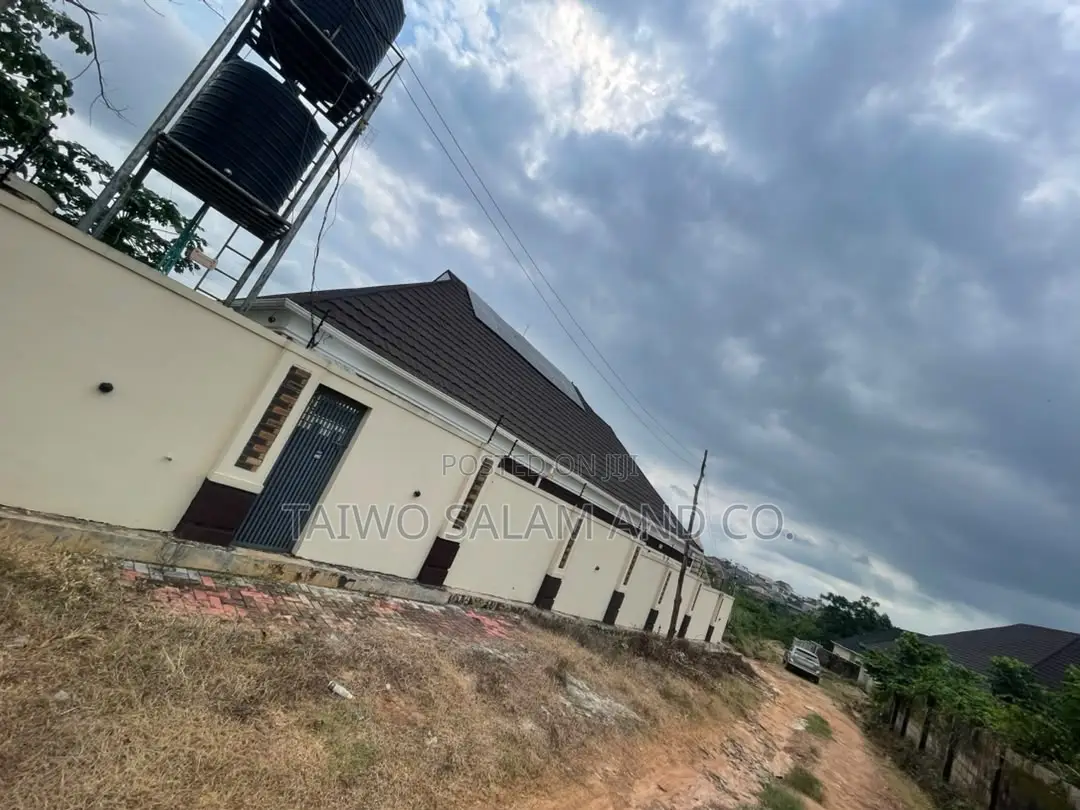 3bdrm Bungalow in Ologuneru for sale in Ologuneru