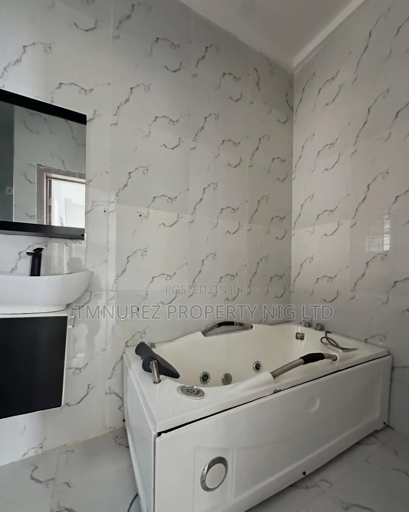 4bdrm Duplex in Chevron for rent in Chevron