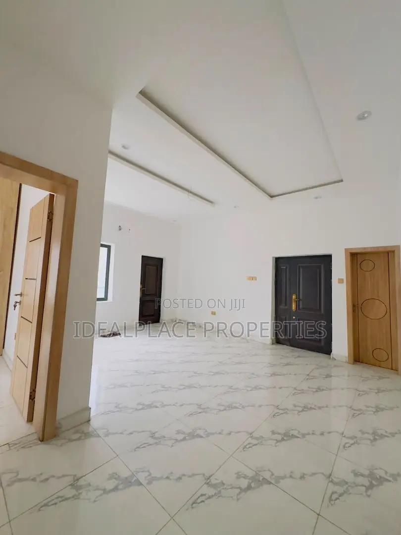 2bdrm Apartment in Surulere for sale in Surulere