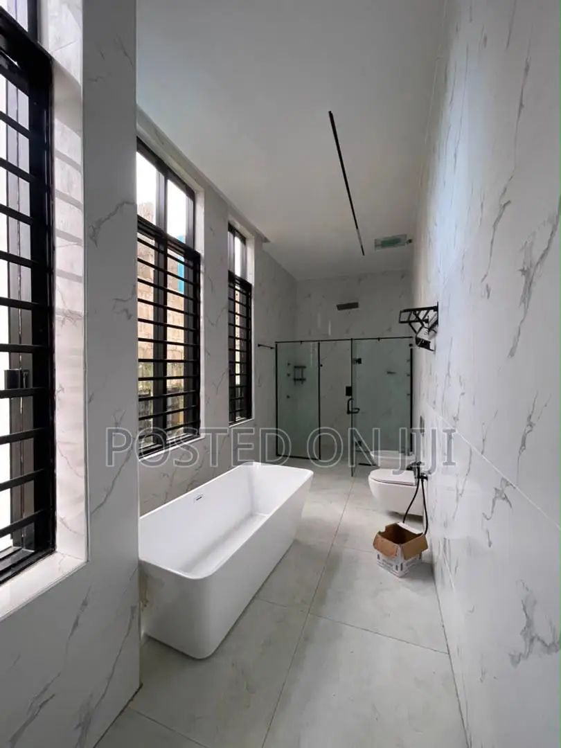 5bdrm Duplex in Chevron for sale in Chevron