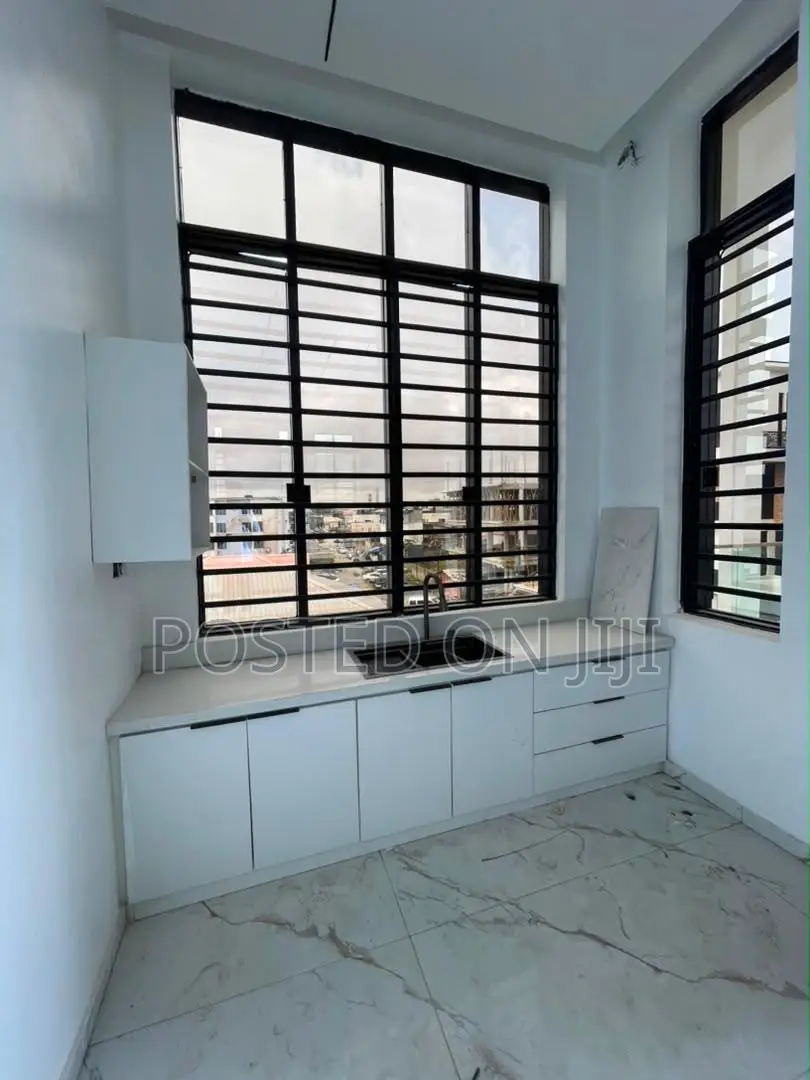 5bdrm Duplex in Chevron for sale in Chevron