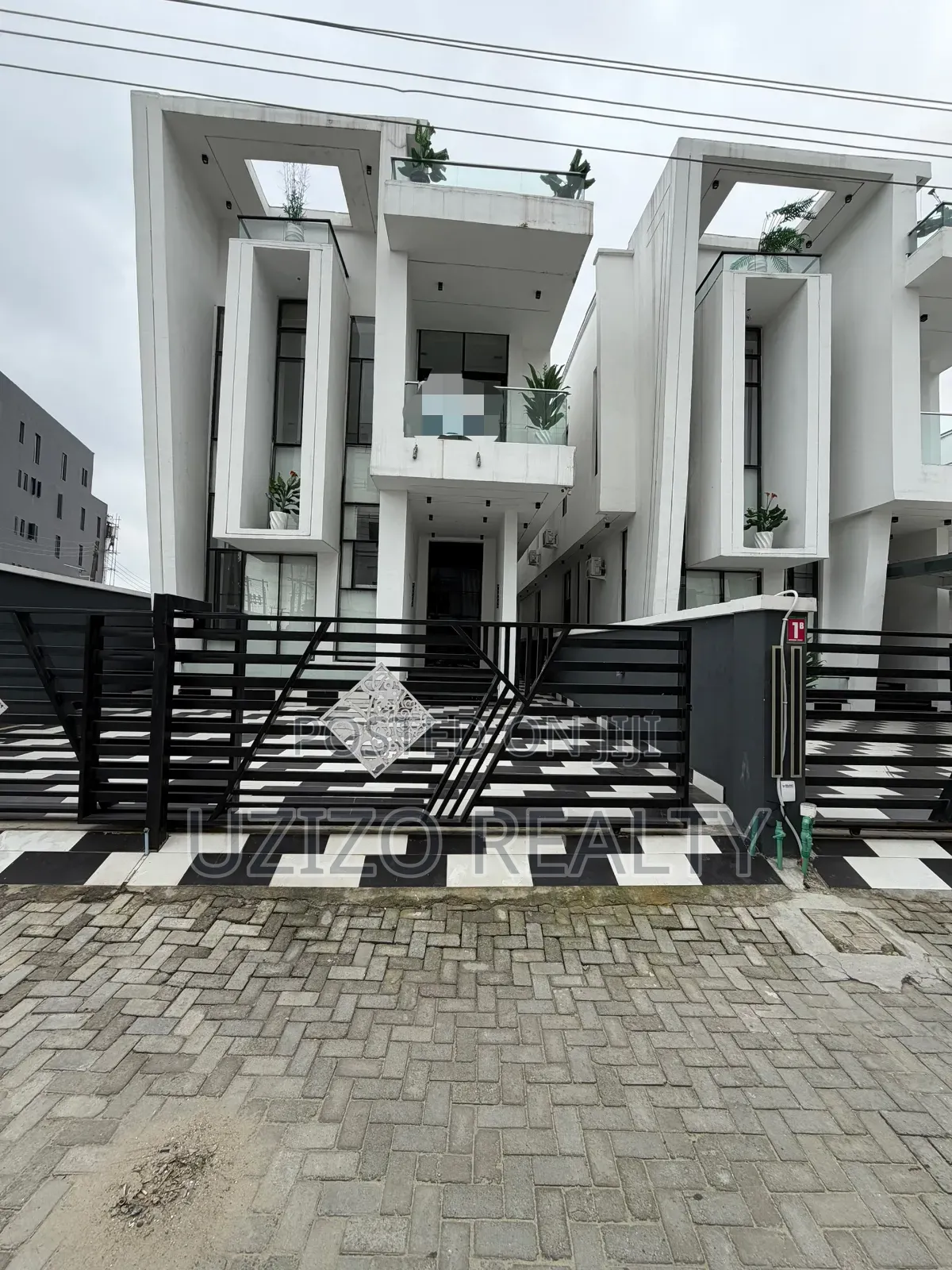 5bdrm Duplex in Chevron for sale in Chevron
