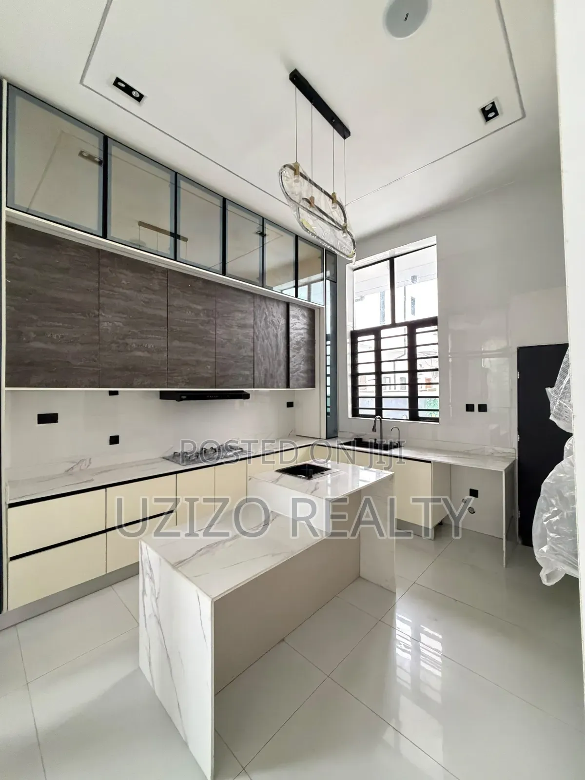 5bdrm Duplex in Chevron for sale in Chevron