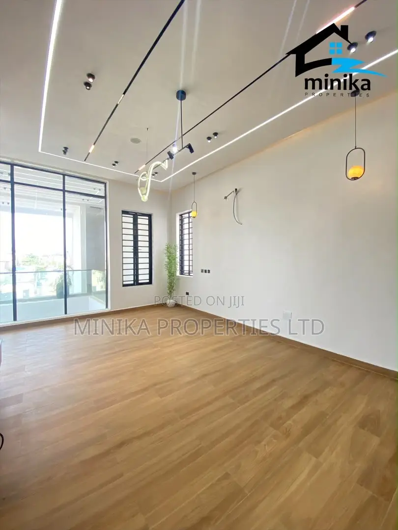 5bdrm Duplex in Ikota for sale in Ikota