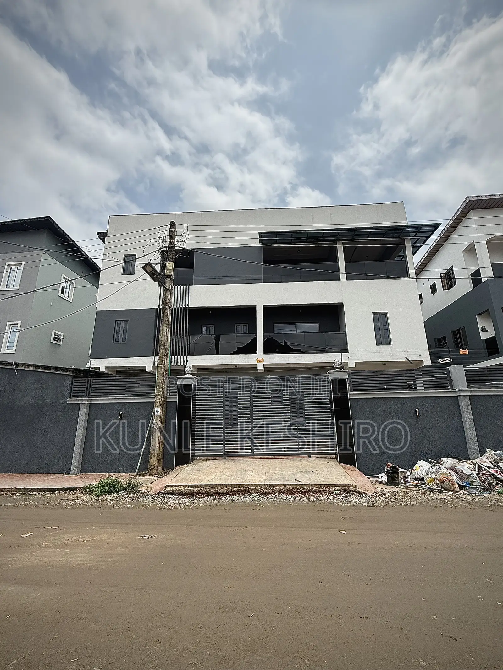 8bdrm Mansion in P&T Estate, Abesan for sale in Abesan