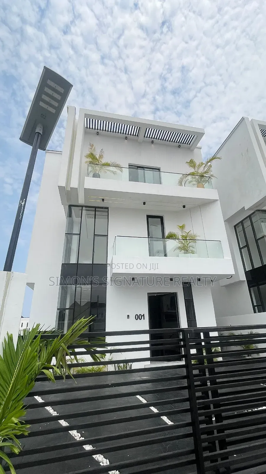 5bdrm House in Orchid Road, Chevron for sale in Chevron