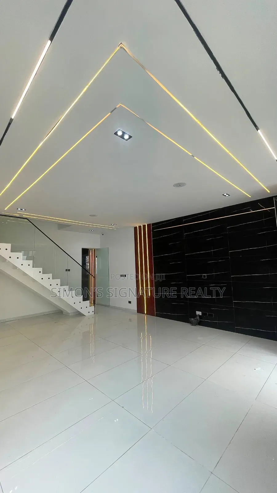 5bdrm House in Orchid Road, Chevron for sale in Chevron