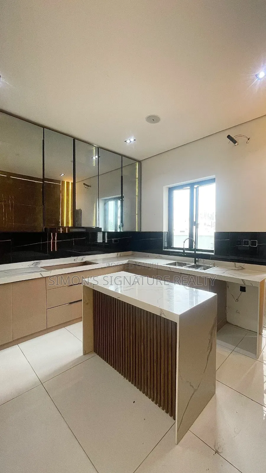 5bdrm House in Orchid Road, Chevron for sale in Chevron