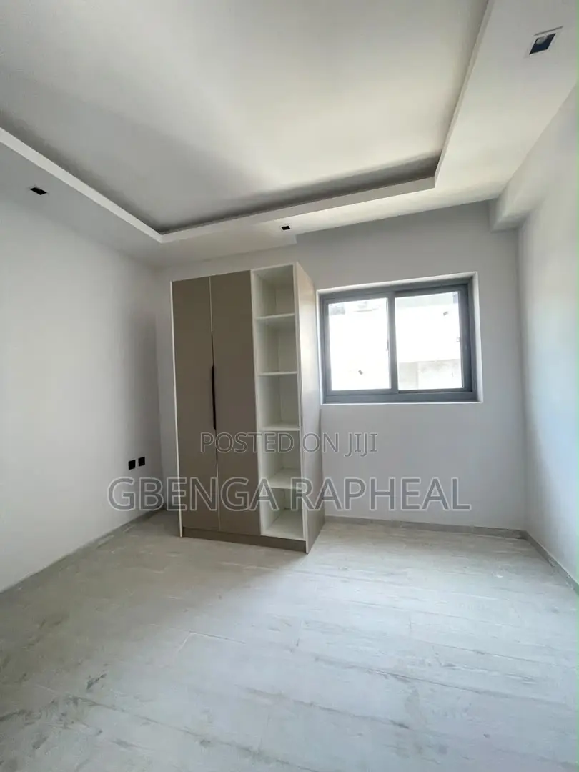 3bdrm Block of Flats in Vi, Victoria Island for sale in Victoria Island