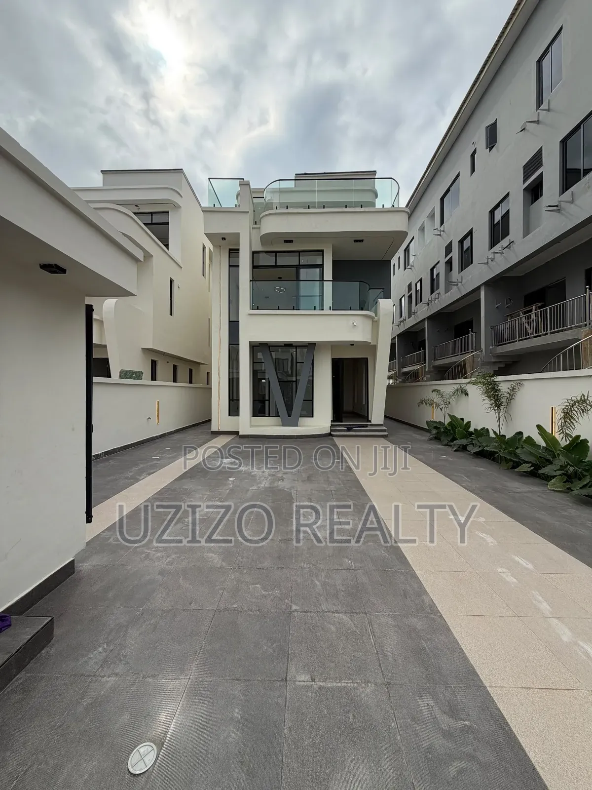 5bdrm Duplex in Lekki Phase 1 for sale in Lekki Phase 1