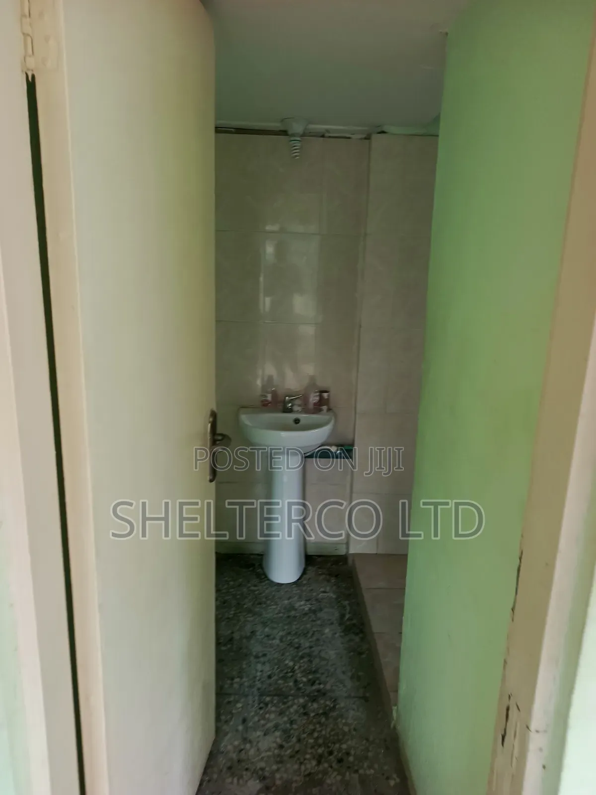 8bdrm Bungalow in Road, Adeniyi Jones for rent in Adeniyi Jones