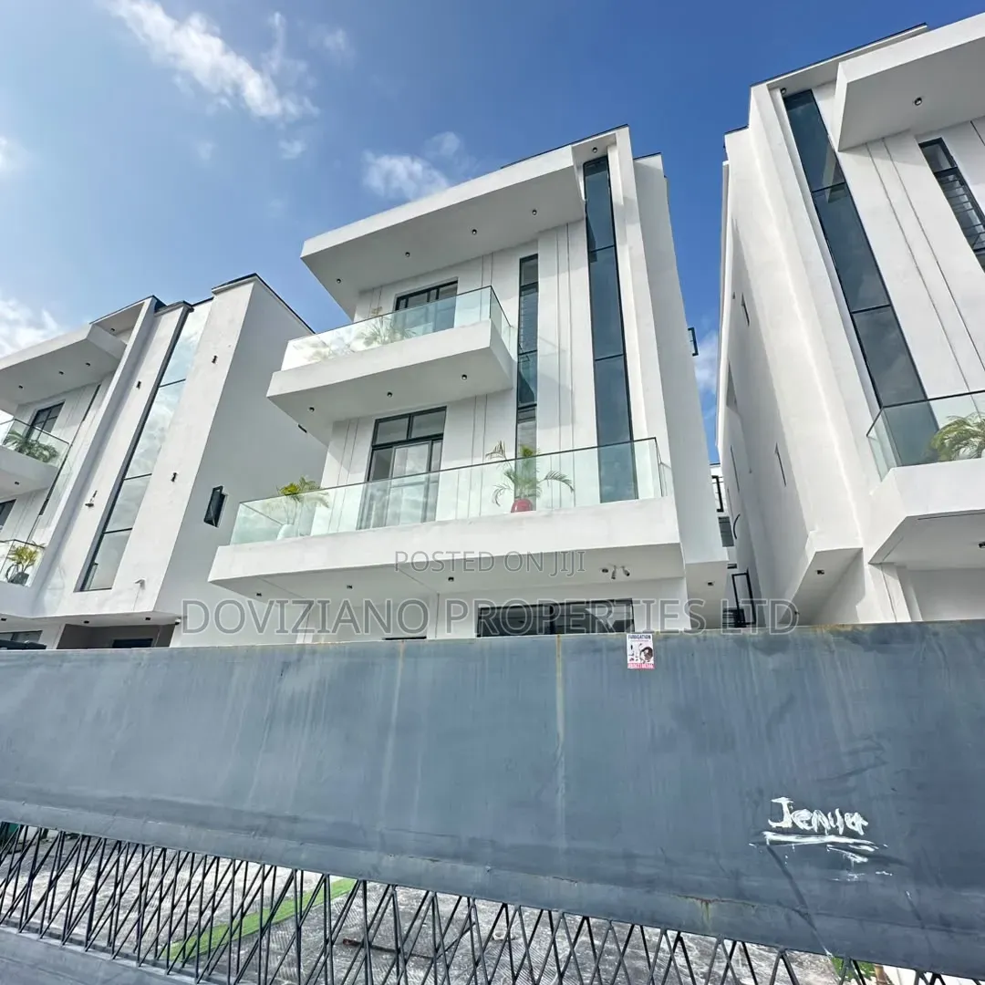 5bdrm Duplex in Ikota for sale in Ikota