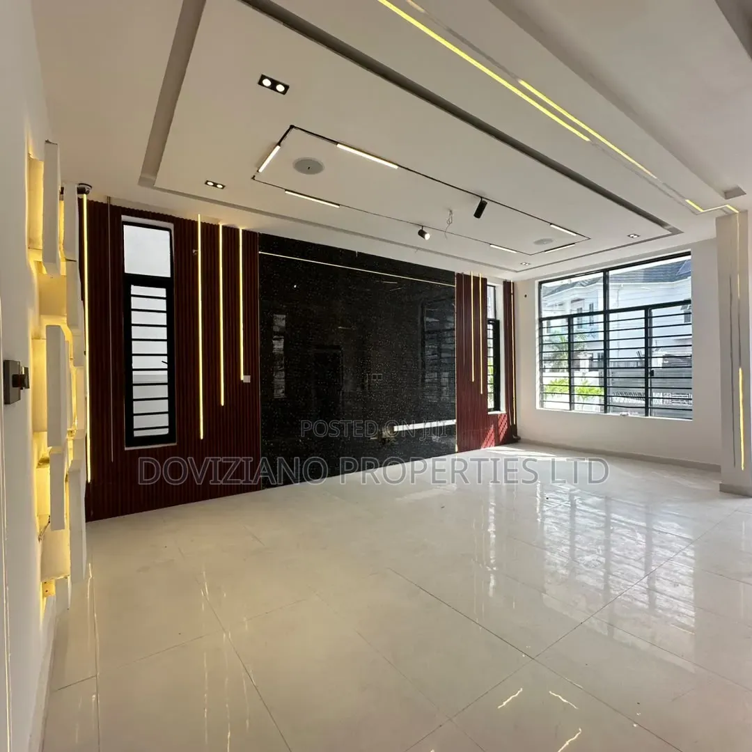 5bdrm Duplex in Ikota for sale in Ikota