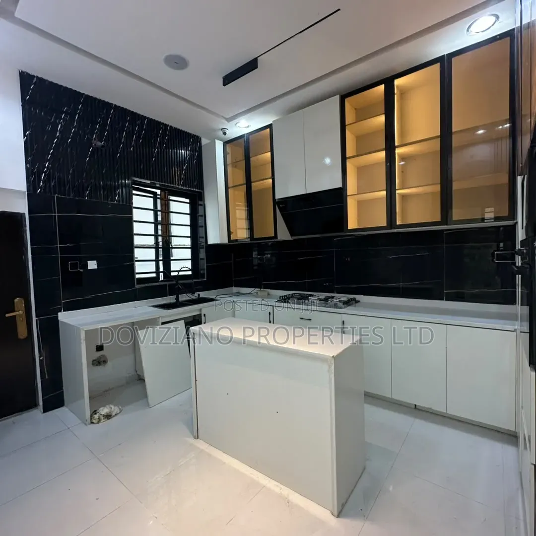 5bdrm Duplex in Ikota for sale in Ikota