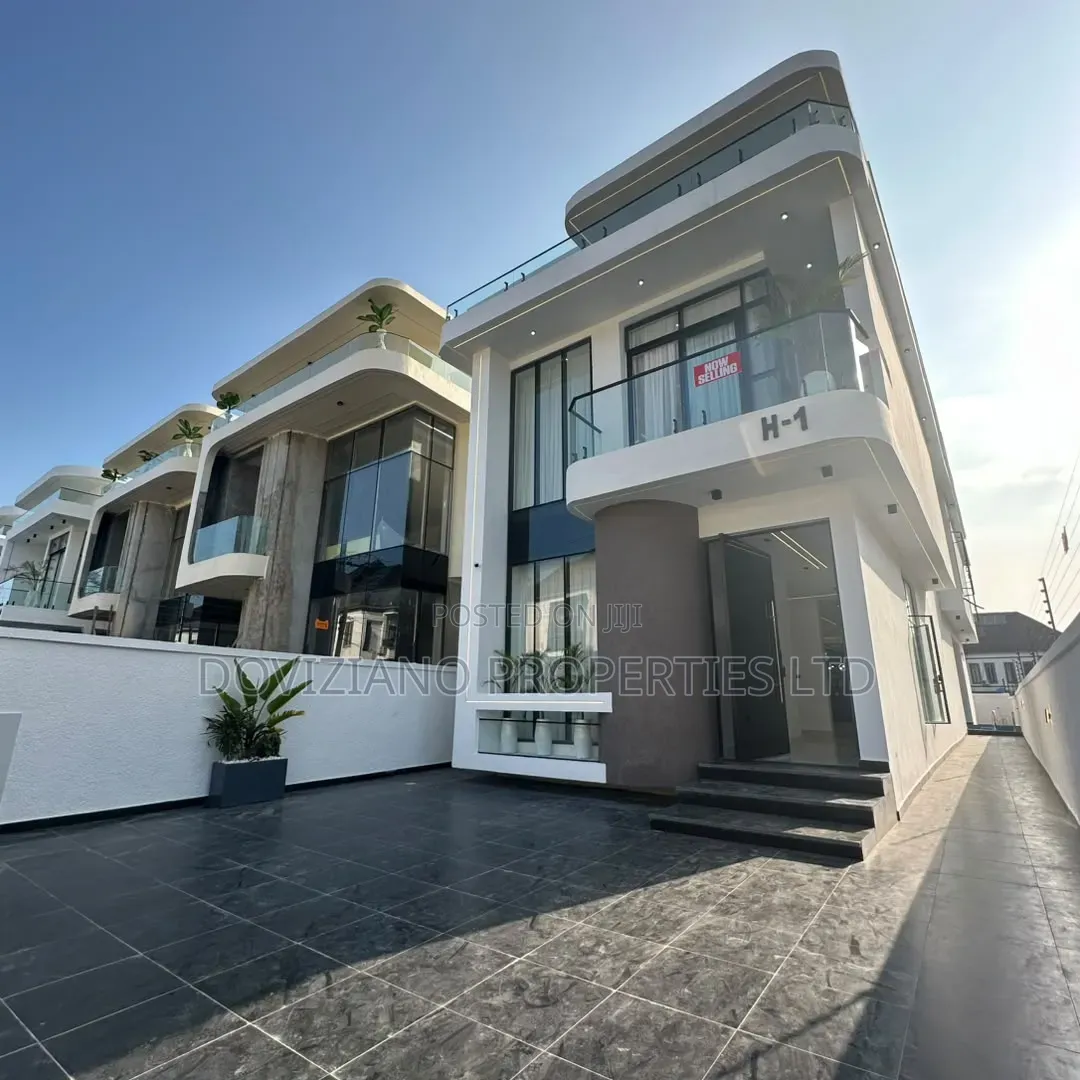 5bdrm Duplex in Ikota for sale in Ikota