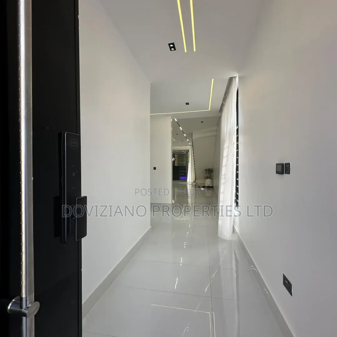 5bdrm Duplex in Ikota for sale in Ikota