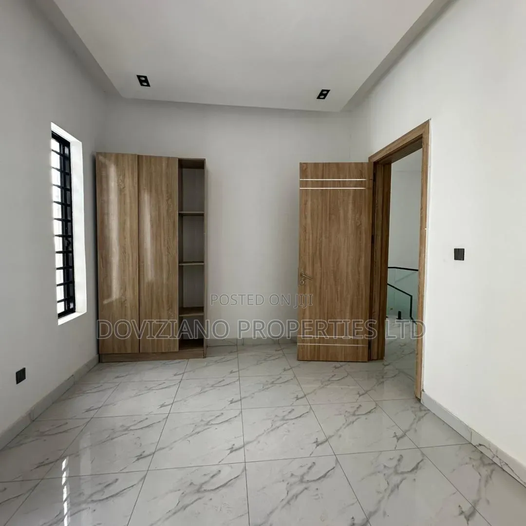 4bdrm Duplex in Ikota for sale in Ikota