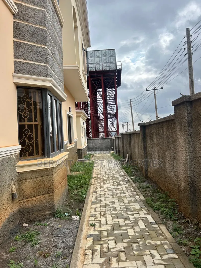 4bdrm Duplex in Apo Mechanic for sale in Apo Resettlement