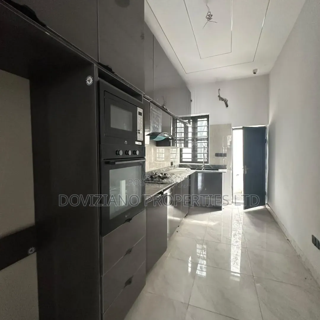 4bdrm Duplex in Ogombo for sale in Ogombo