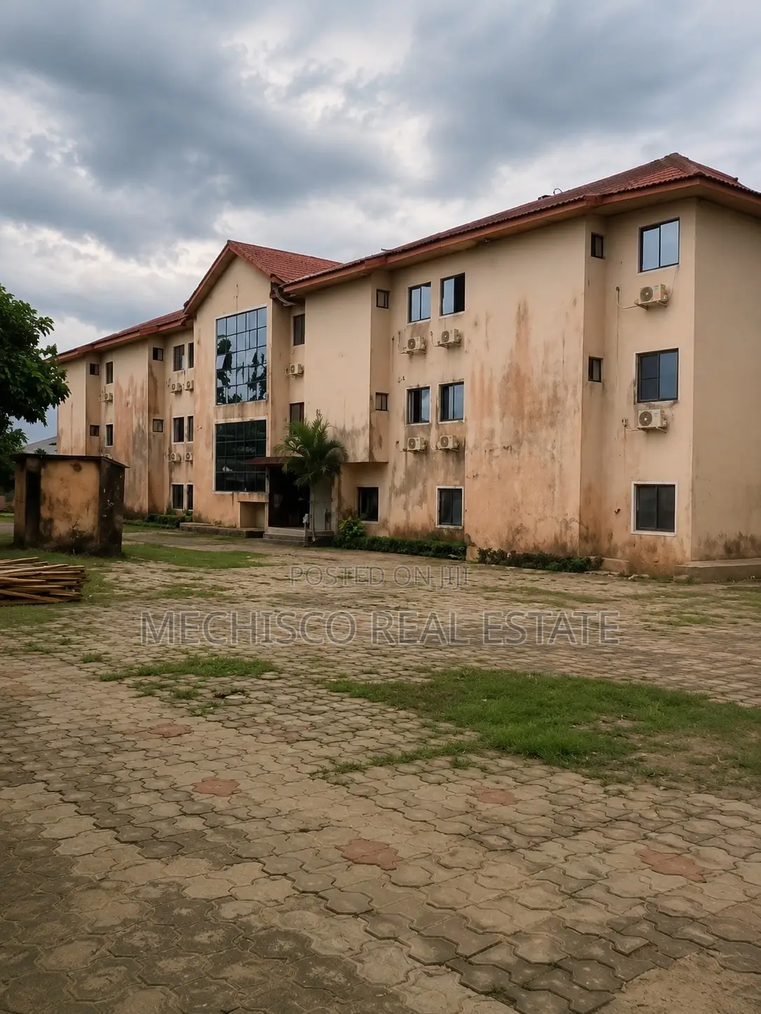 35Rooms 40Rooms Detached Hotel Buildings for Sale in Iwofe in Rumolumeni