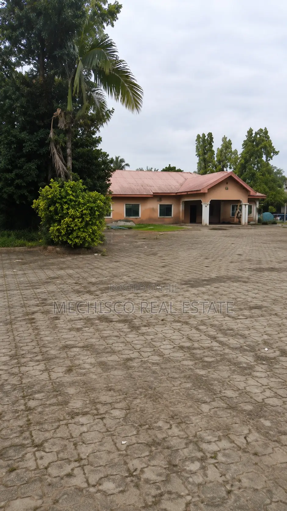 35Rooms 40Rooms Detached Hotel Buildings for Sale in Iwofe in Rumolumeni