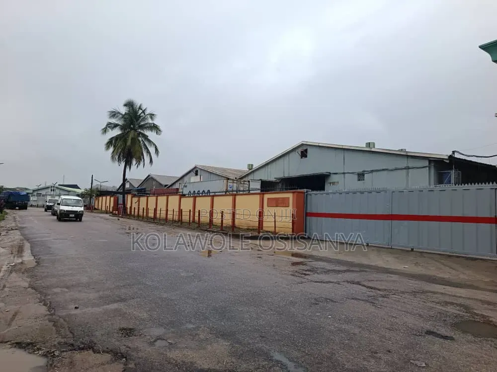 3storey Building and 2bay Warehouse on 1.7acres of Land in CHallenge / Mushin