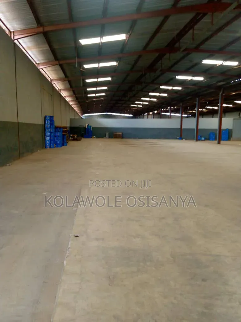 3storey Building and 2bay Warehouse on 1.7acres of Land in CHallenge / Mushin