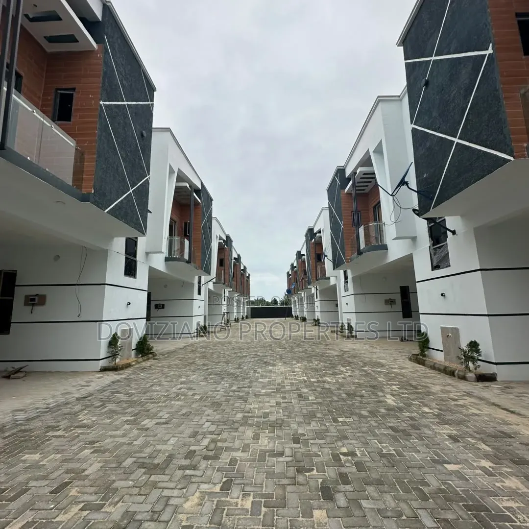 4bdrm Duplex in Ogombo for sale in Ogombo