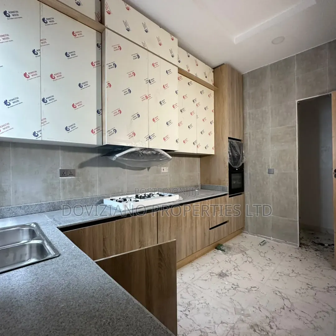 4bdrm Duplex in Ogombo for sale in Ogombo