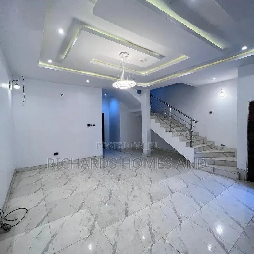 4bdrm Duplex in Thomas Estate for sale in Thomas Estate