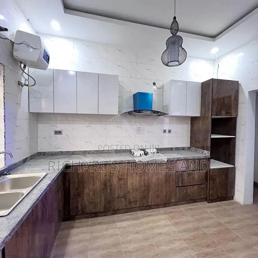 4bdrm Duplex in Thomas Estate for sale in Thomas Estate