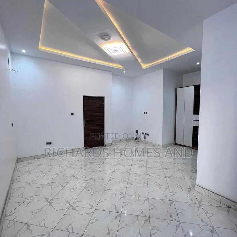 4bdrm Duplex in Thomas Estate for sale in Thomas Estate