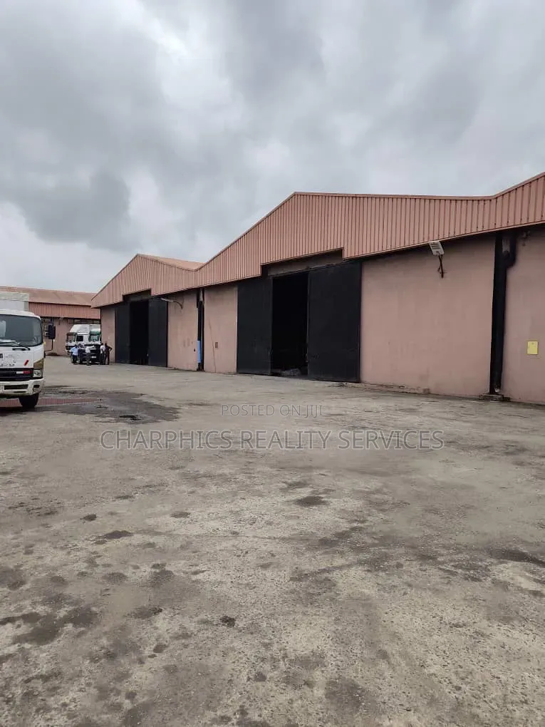 Warehouse at Amuwo Odofin Having Space of 38000sqft: Amuwo Odofin in Ibeshe / Amuwo-Odofin