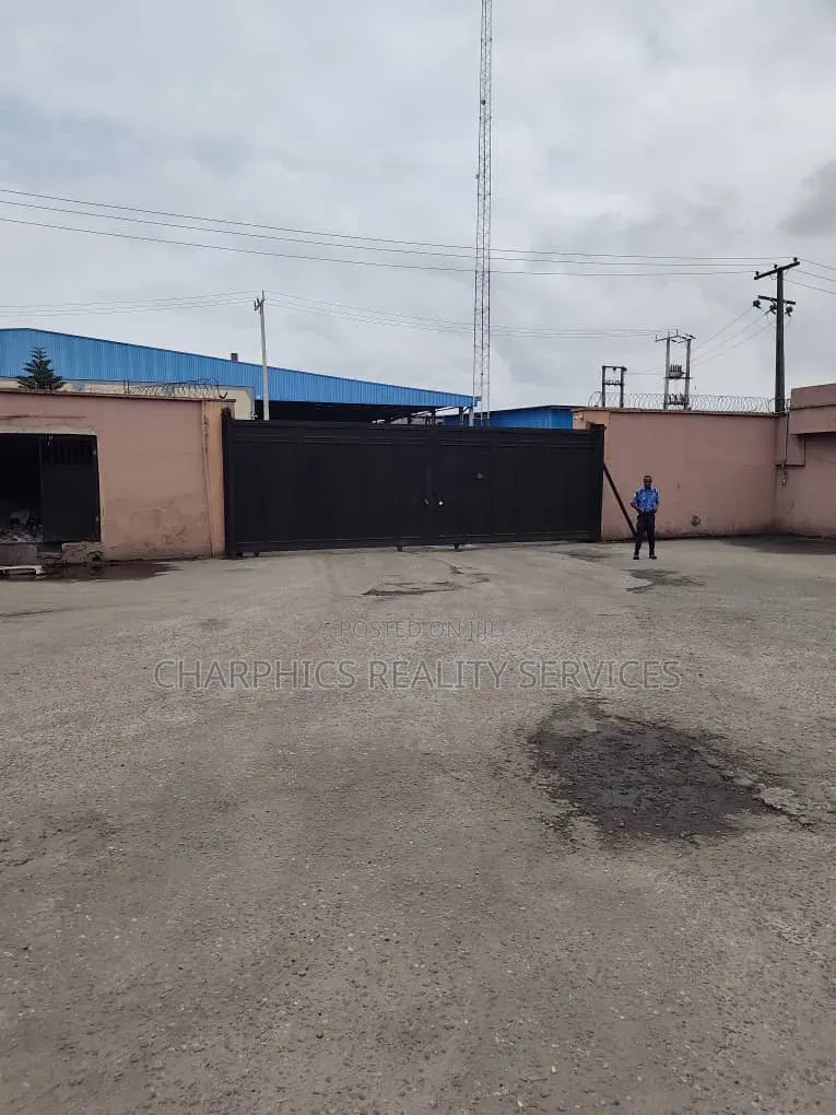 Warehouse at Amuwo Odofin Having Space of 38000sqft: Amuwo Odofin in Ibeshe / Amuwo-Odofin