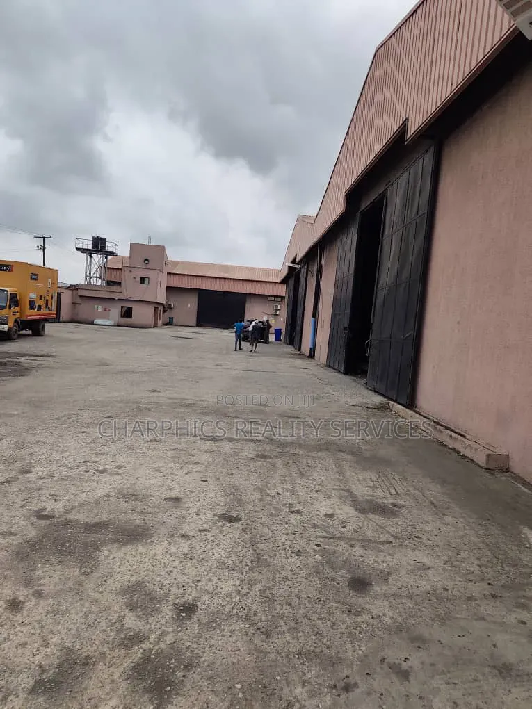 Warehouse at Amuwo Odofin Having Space of 38000sqft: Amuwo Odofin in Ibeshe / Amuwo-Odofin