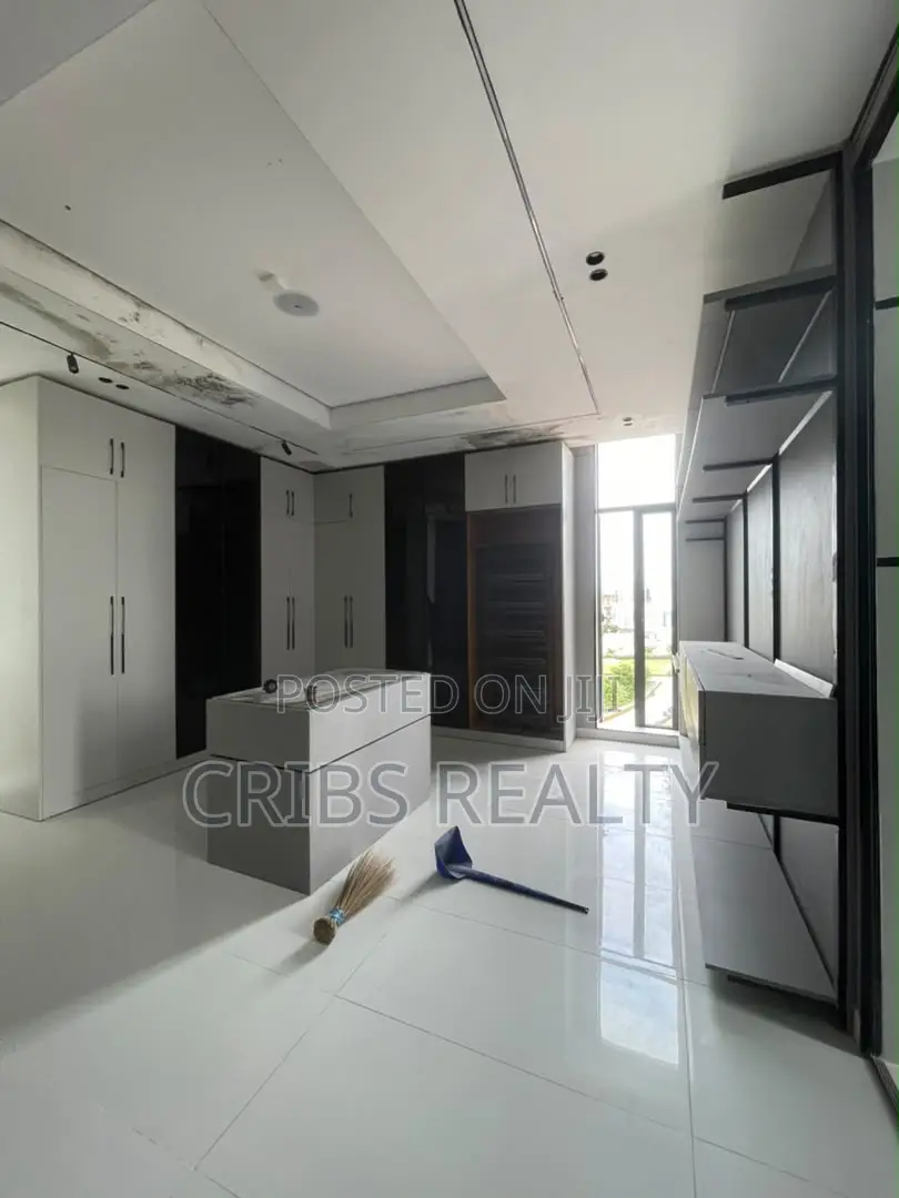 6bdrm Duplex in Osapa london for sale in Osapa london