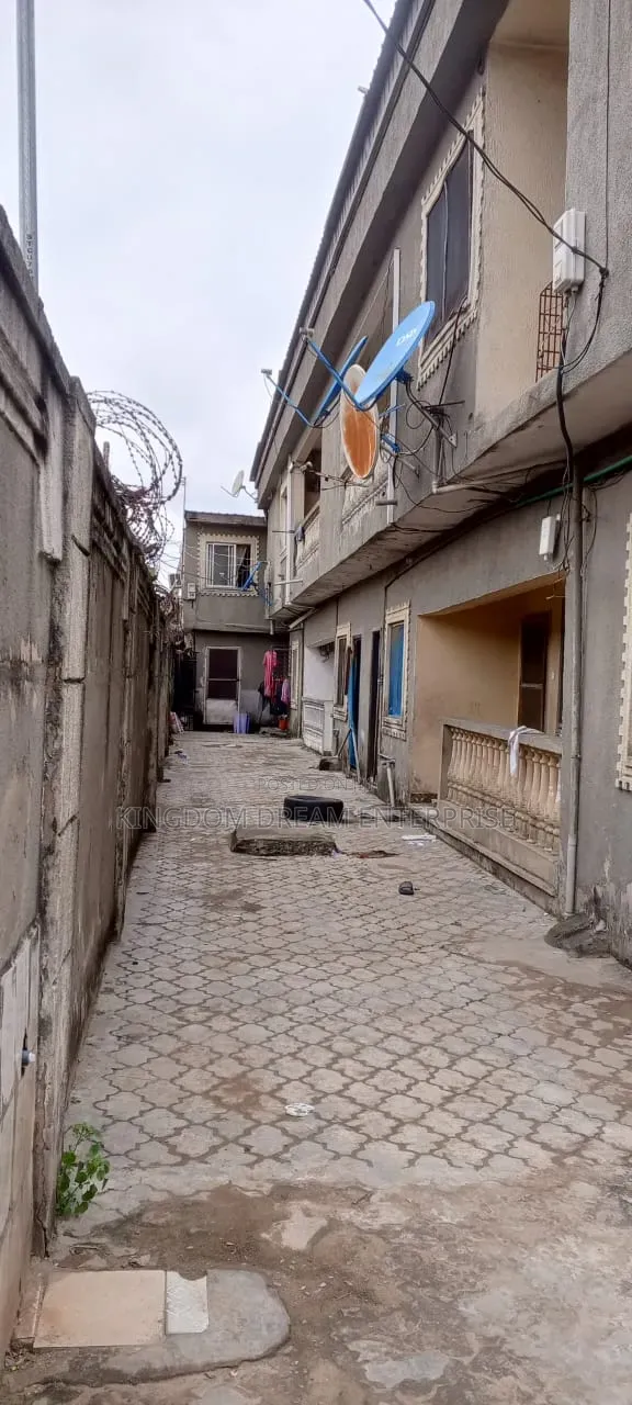 3bdrm Block of Flats in Onipetese Estate, Osapa london for sale in Osapa london