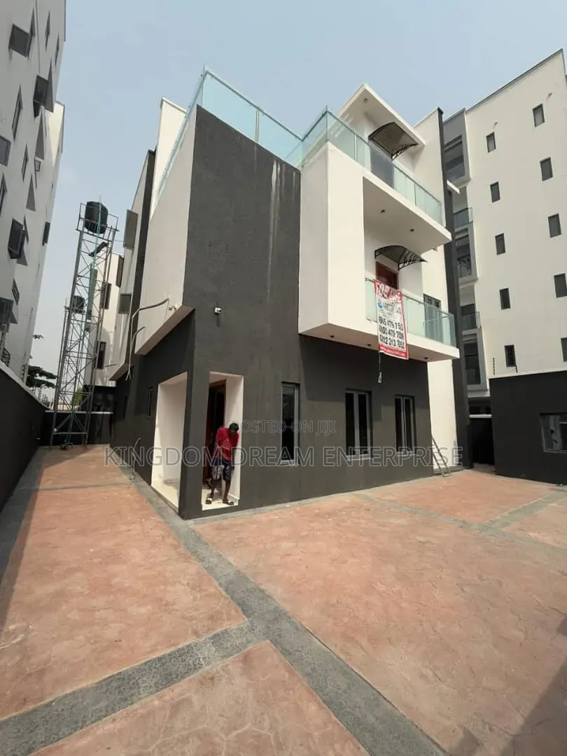 5bdrm House in Pinewood Estate for sale in Lekki Phase 1