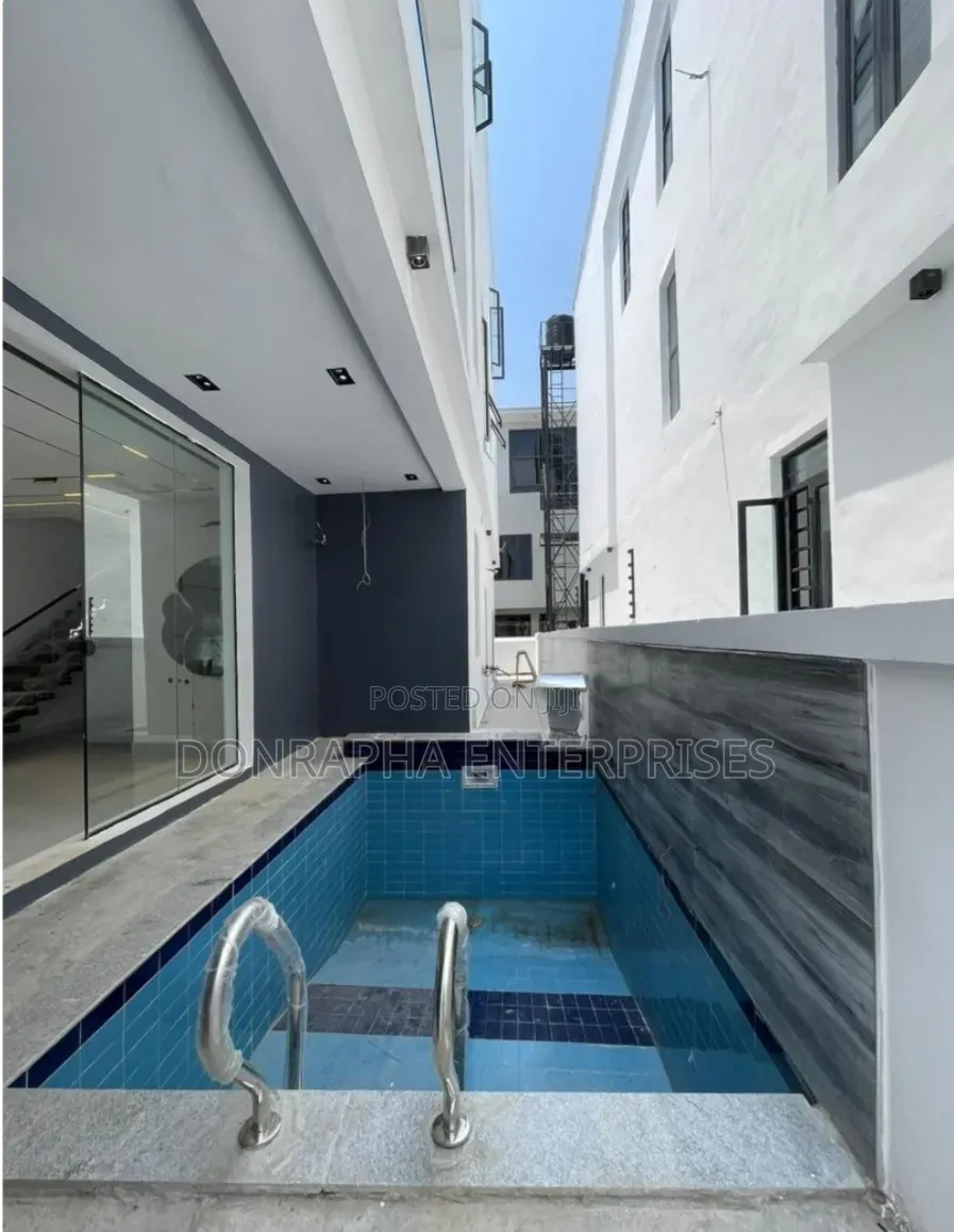 5bdrm Duplex in Lekki Phase 1 for sale in Lekki Phase 1