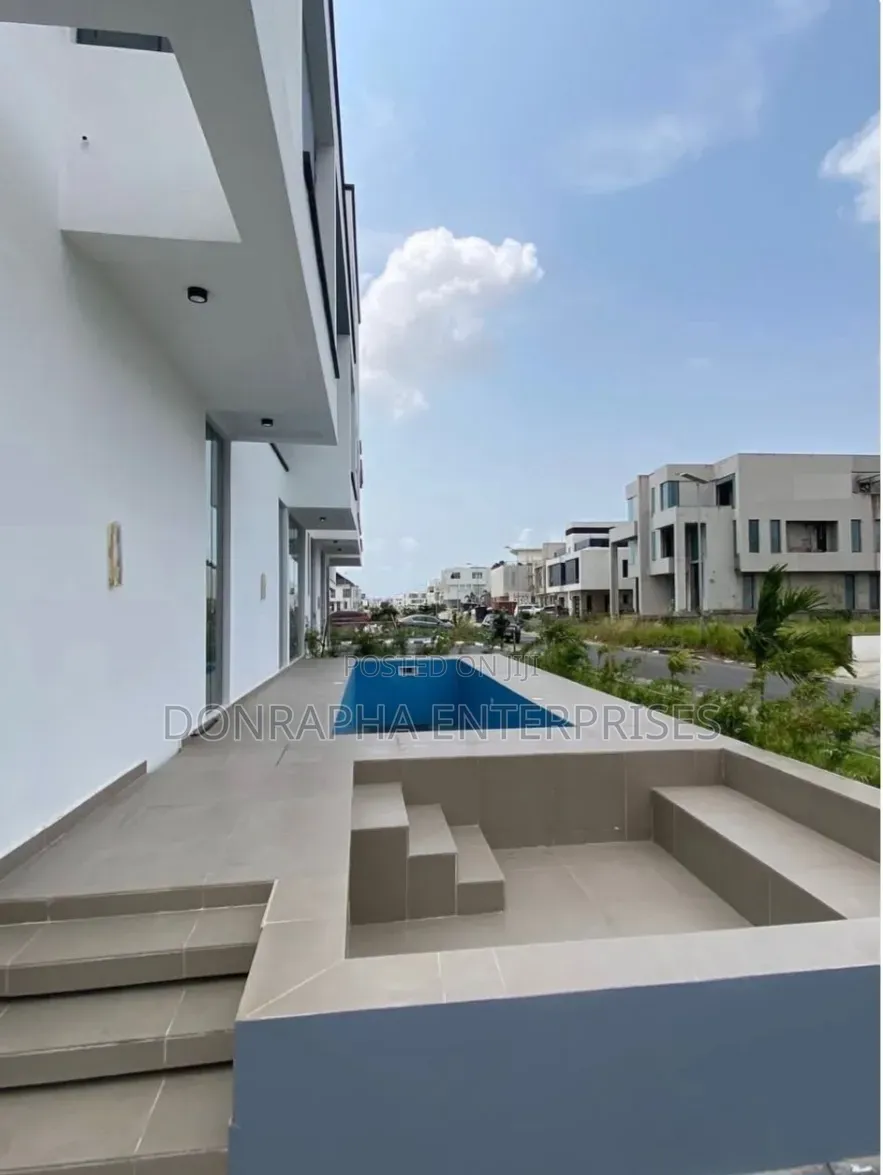 5bdrm Duplex in Ikate for sale in Ikate