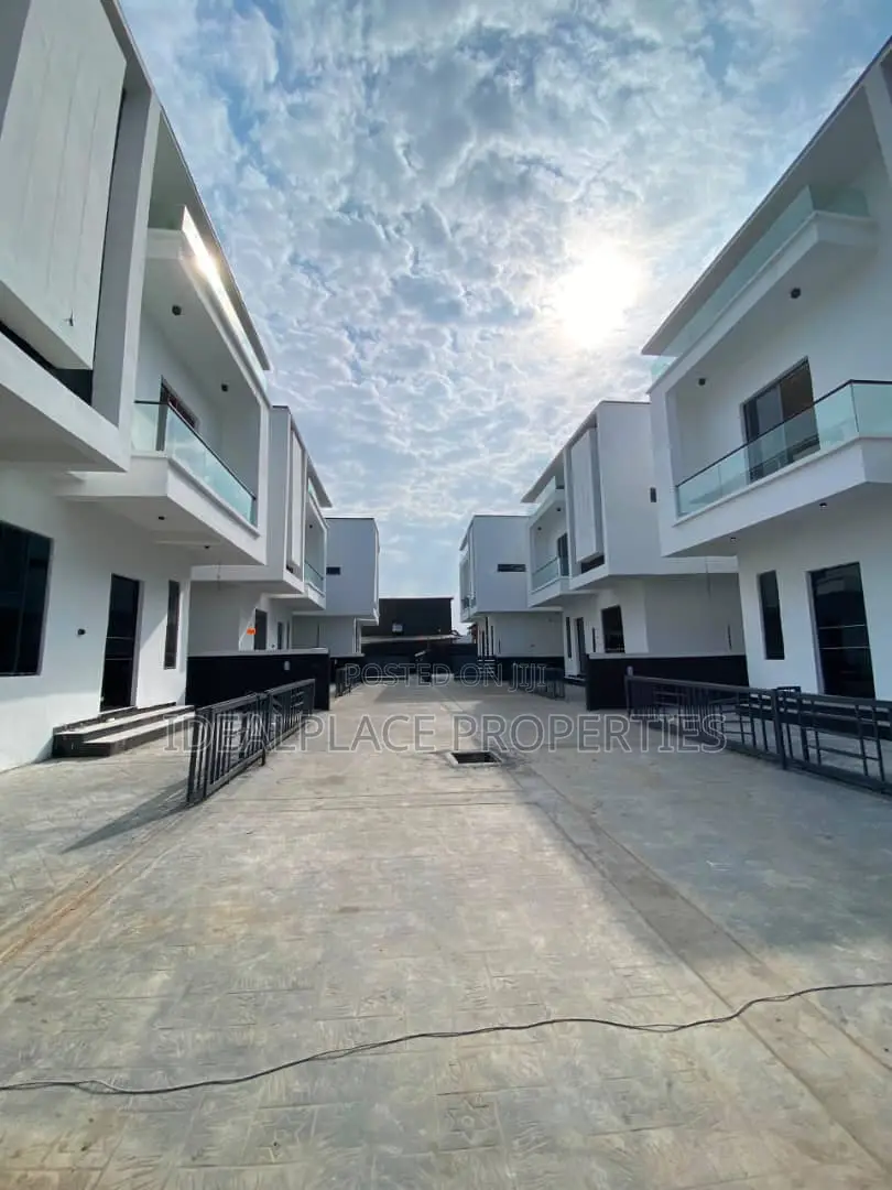 4bdrm Duplex in Idado for sale in Idado