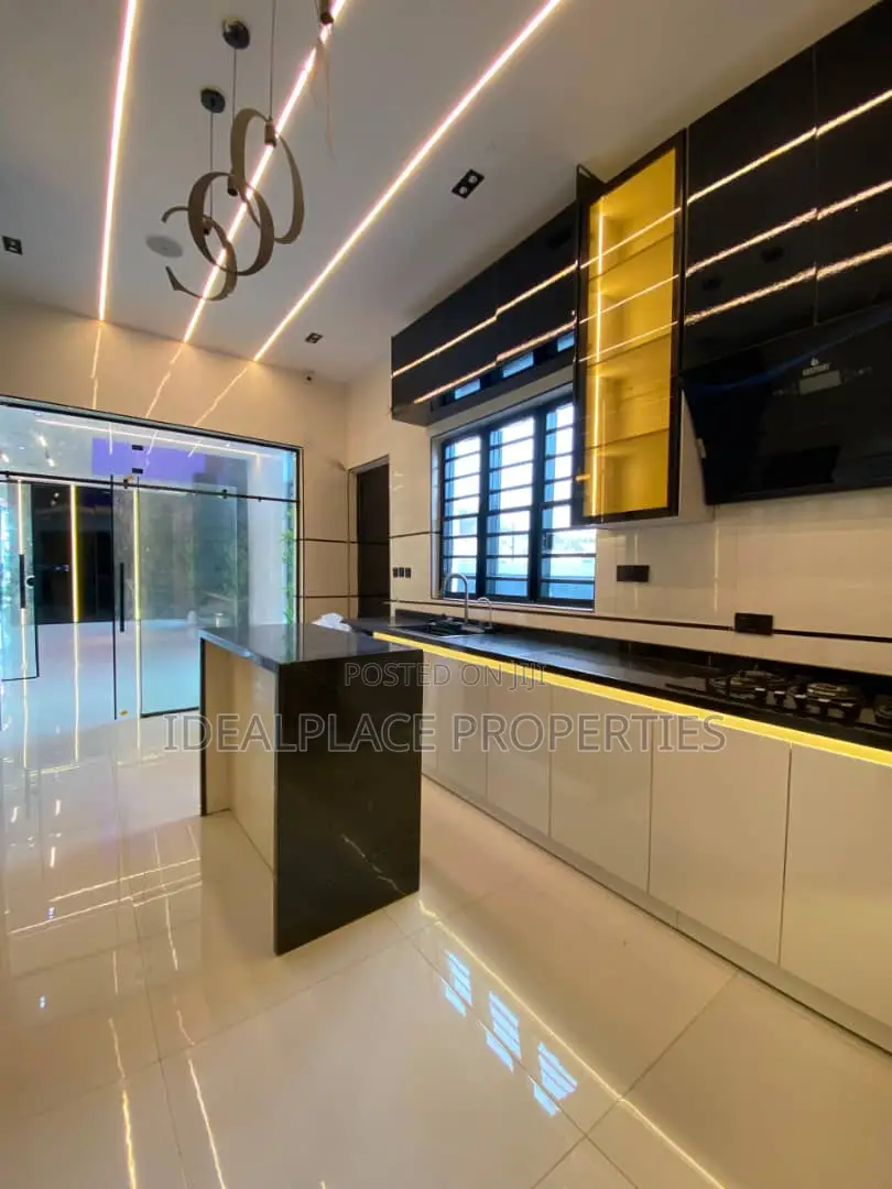 5bdrm Duplex in Ologolo for sale in Ologolo