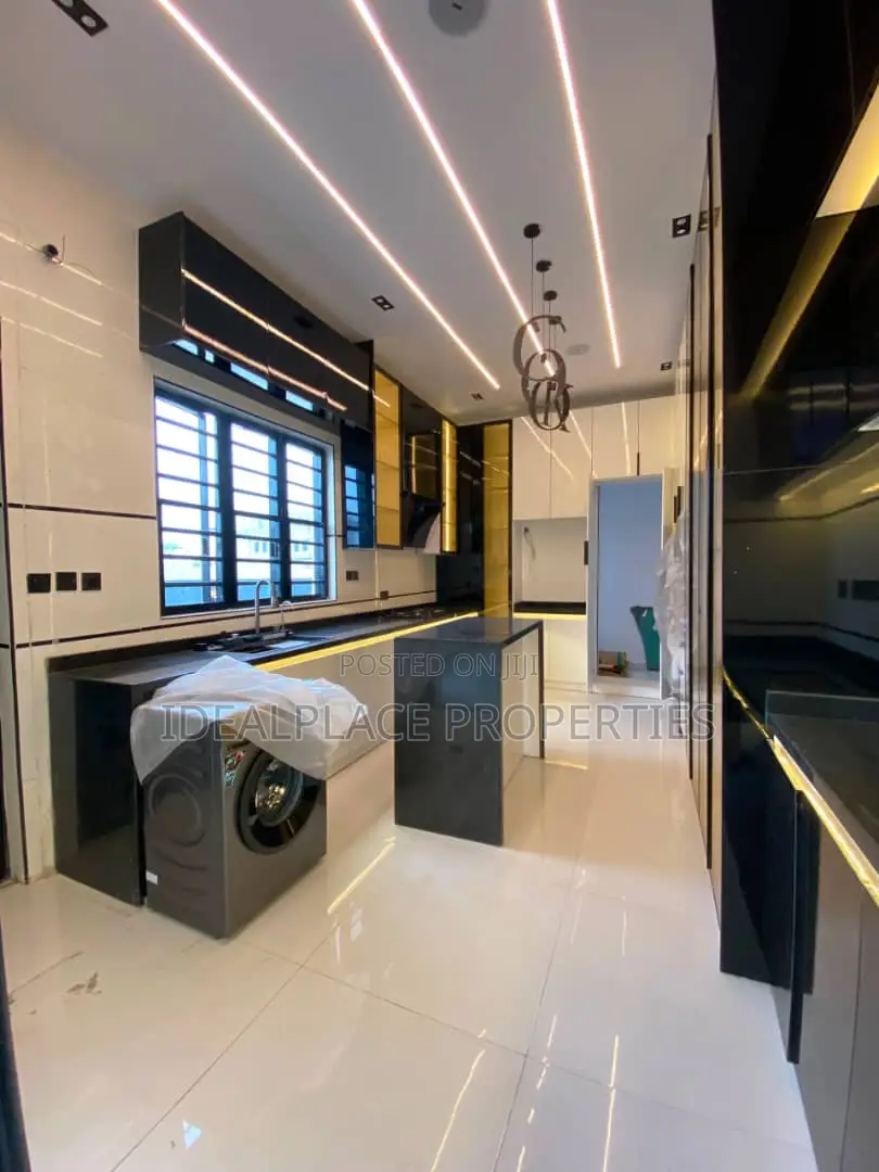 5bdrm Duplex in Ologolo for sale in Ologolo