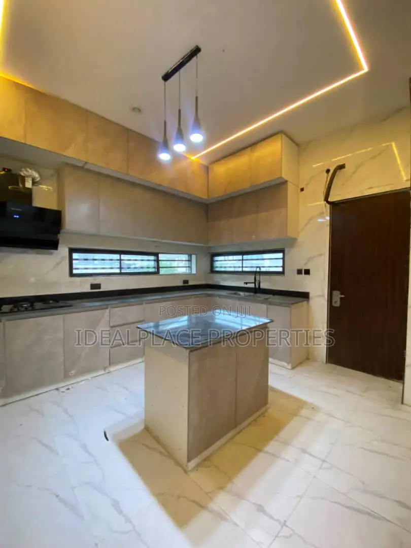 5bdrm Duplex in Ologolo for sale in Ologolo