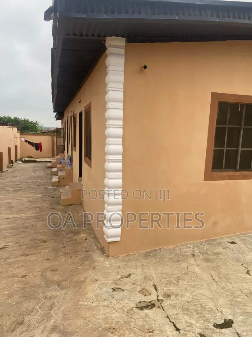 10bdrm Bungalow in Oluwo-Nla Basorun, for sale in Ibadan