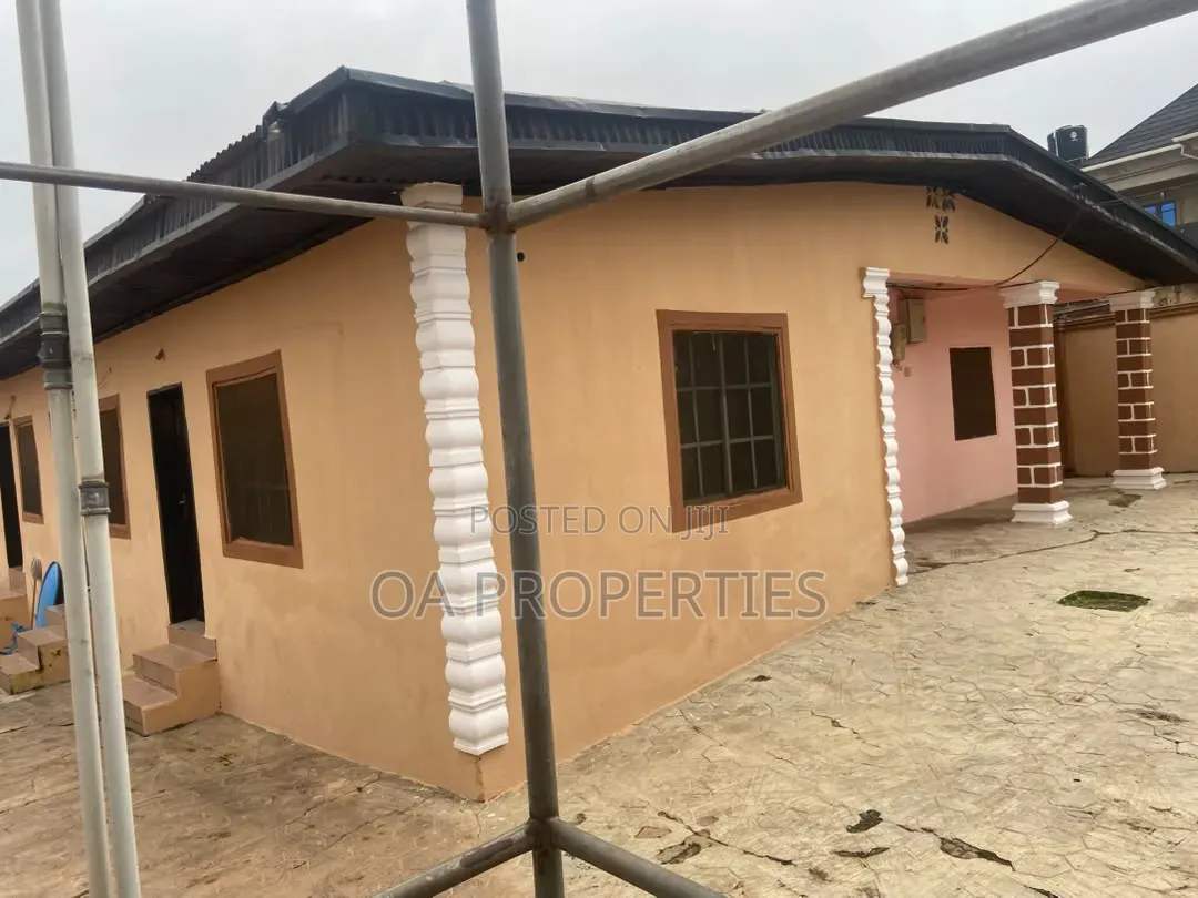 10bdrm Bungalow in Oluwo-Nla Basorun, for sale in Ibadan