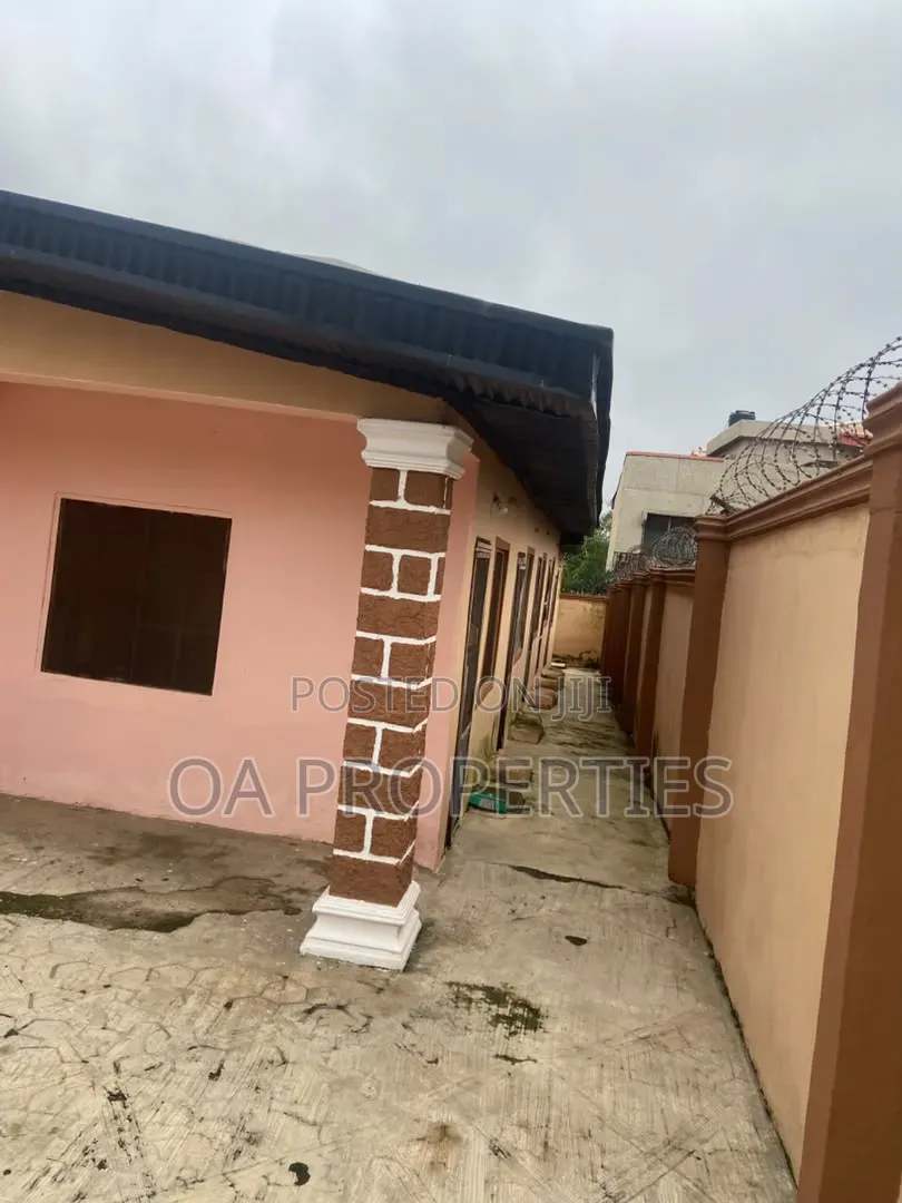10bdrm Bungalow in Oluwo-Nla Basorun, for sale in Ibadan