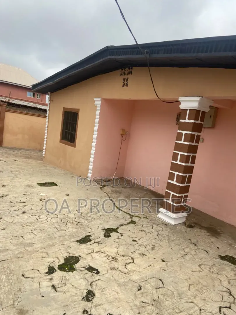 10bdrm Bungalow in Oluwo-Nla Basorun, for sale in Ibadan